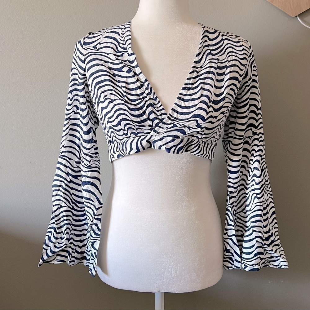 LF deep v long sleeve striped crop top size XS NWT
